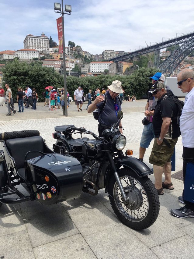 דנייפר עם סירה ליד גשר אייפל בפורטו.JPG